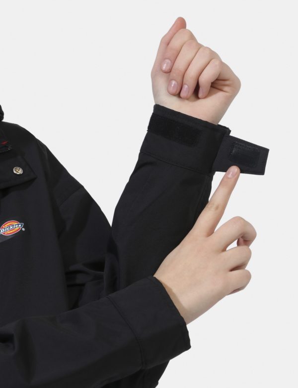 Giacca Dickies Nero - Giacca con cappuccio in total nero. Presenti tasche a toppa con chiusura a bottone automatico. La vest