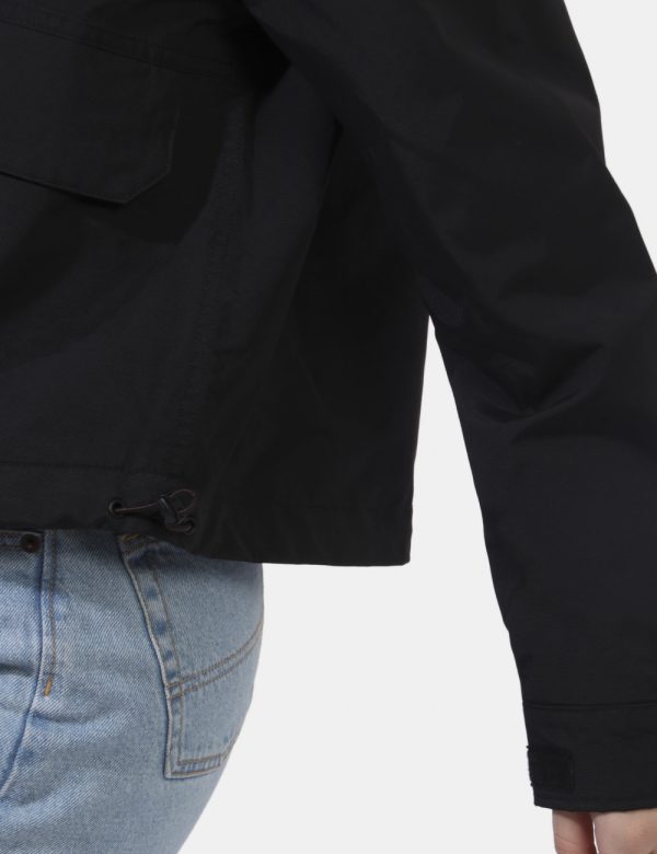 Giacca Dickies Nero - Giacca con cappuccio in total nero. Presenti tasche a toppa con chiusura a bottone automatico. La vest