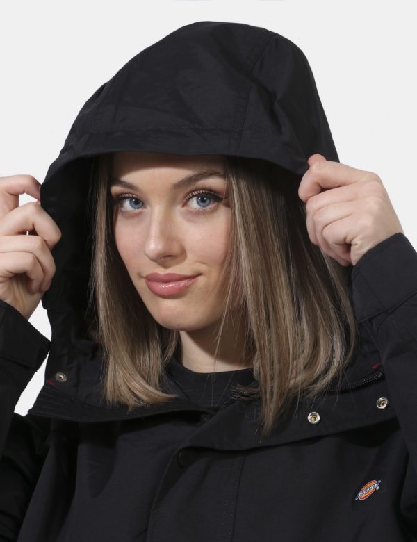 Giacca Dickies Nero - Giacca con cappuccio in total nero. Presenti tasche a toppa con chiusura a bottone automatico. La vest