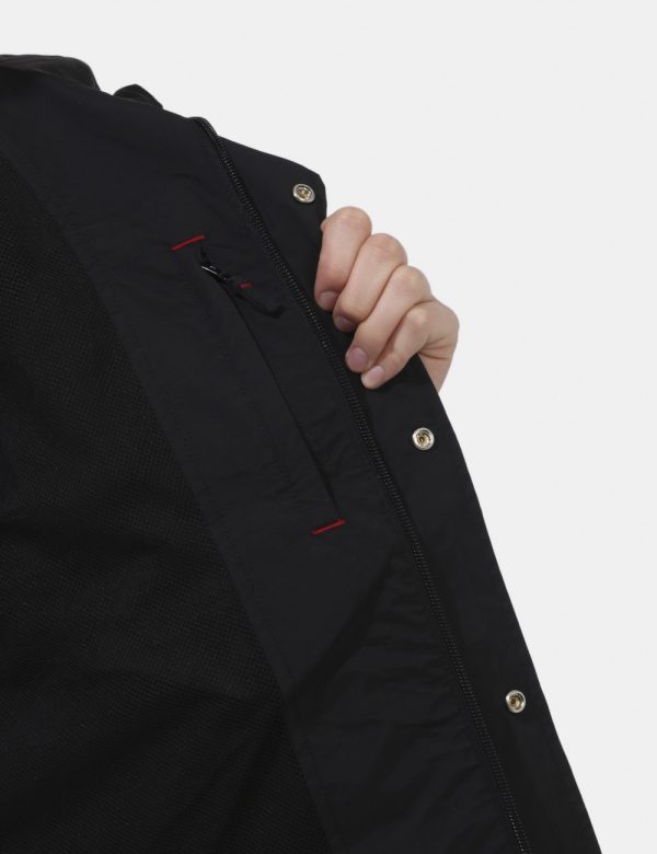 Giacca Dickies Nero - Giacca con cappuccio in total nero. Presenti tasche a toppa con chiusura a bottone automatico. La vest