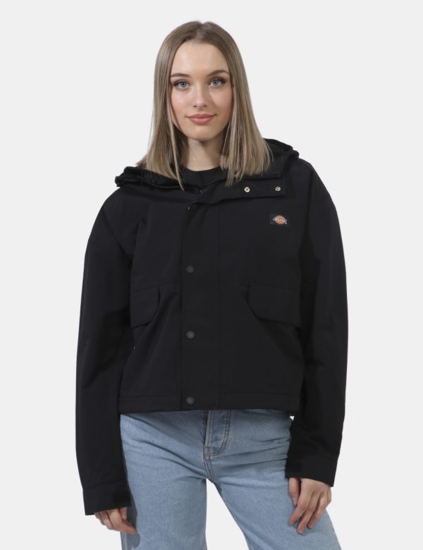 Giacca Dickies Nero - Giacca con cappuccio in total nero. Presenti tasche a toppa con chiusura a bottone automatico. La vest