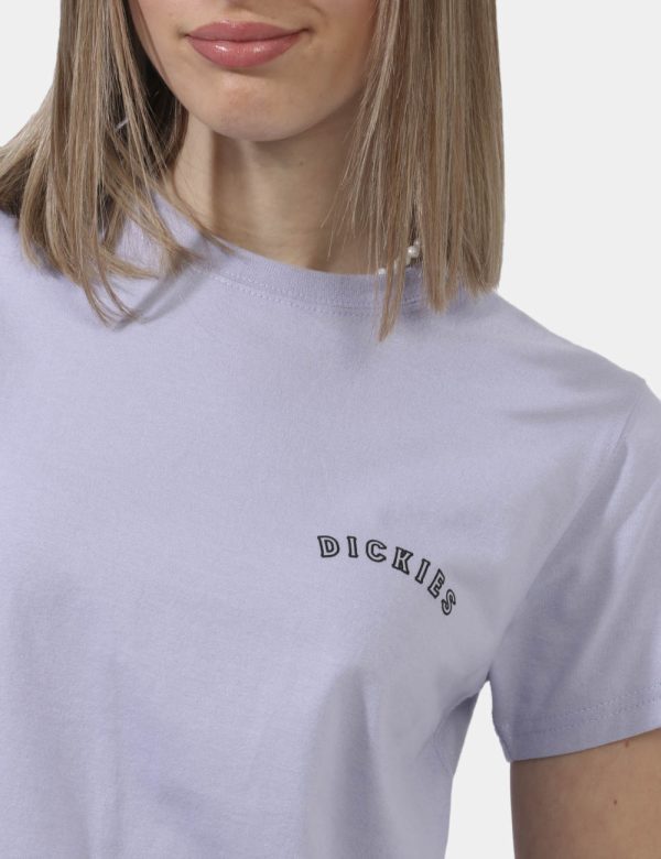 T-shirt Dickies Lilla - T-shirt corta in total lilla con logo brand stampato nero. La vestibilità è morbida e regolare. La t