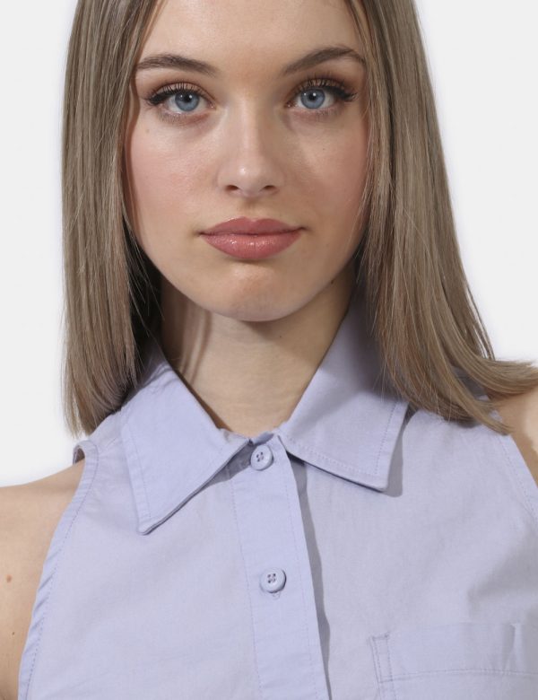 Top Dickies Lilla - Top simil camicia smanicata in total lilla. Presente colletto alla peter pan e taschino a toppa. La vest