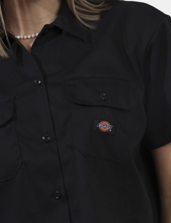 Camicia Dickies Nero - Camicia a maniche corte in tessuto spesso ed in total nero. Il capo è corto e lascia scoperto l'ombel
