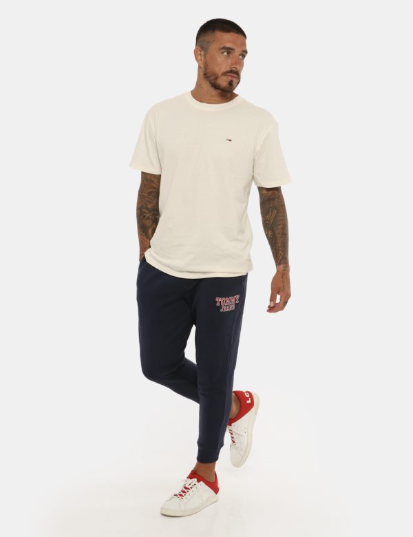 Pantalone Tommy Hilfiger blu - COMPOSIZIONE E VESTIBILITÀ:100% cotoneIl modello è alto 178 cm e indossa la taglia L. La vest