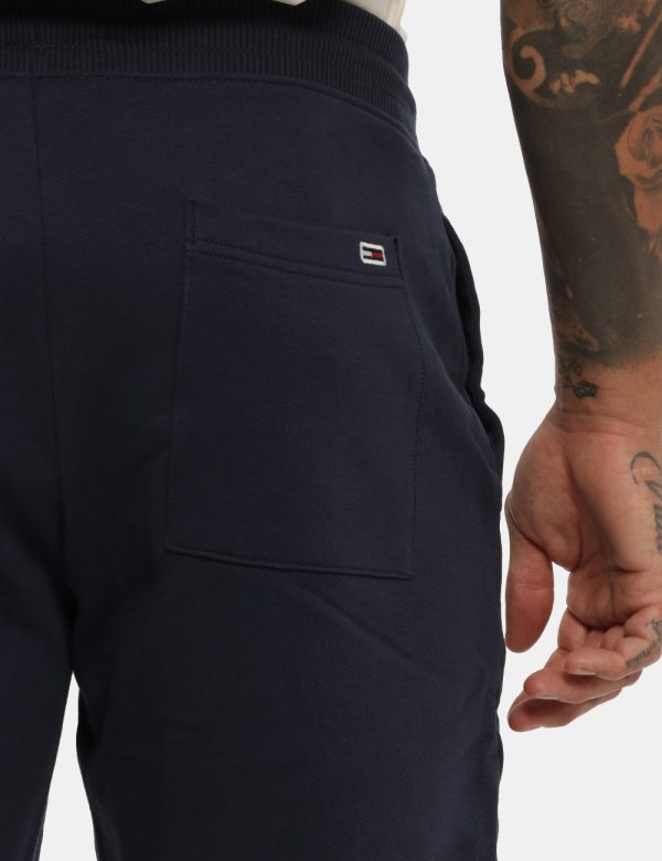 Pantalone Tommy Hilfiger blu - COMPOSIZIONE E VESTIBILITÀ:100% cotoneIl modello è alto 178 cm e indossa la taglia L. La vest