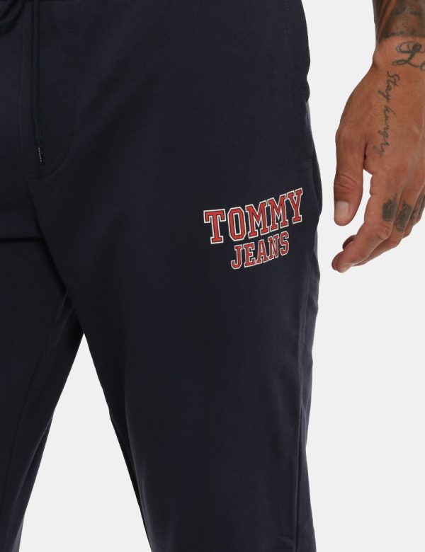 Pantalone Tommy Hilfiger blu - COMPOSIZIONE E VESTIBILITÀ:100% cotoneIl modello è alto 178 cm e indossa la taglia L. La vest