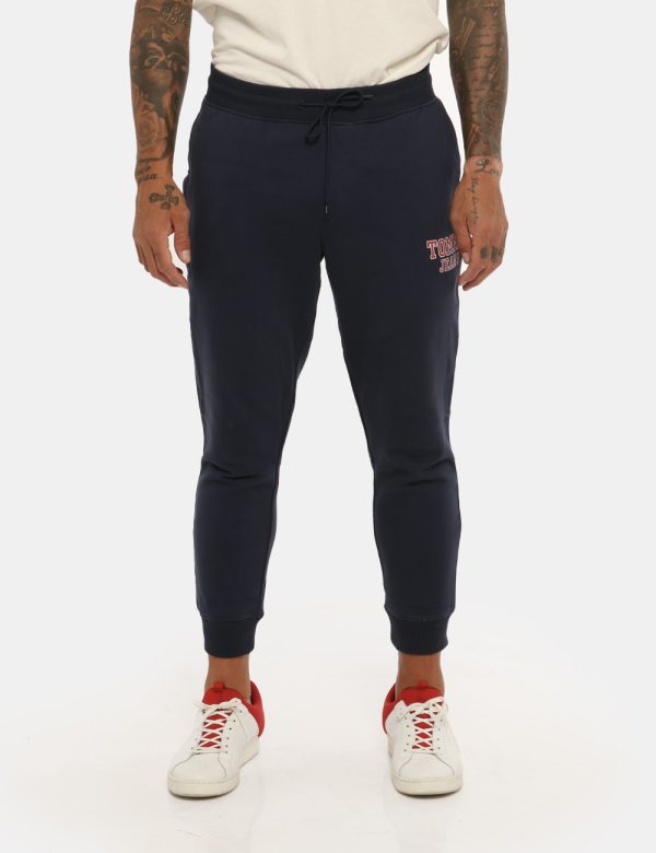 Pantalone Tommy Hilfiger blu - COMPOSIZIONE E VESTIBILITÀ:100% cotoneIl modello è alto 178 cm e indossa la taglia L. La vest