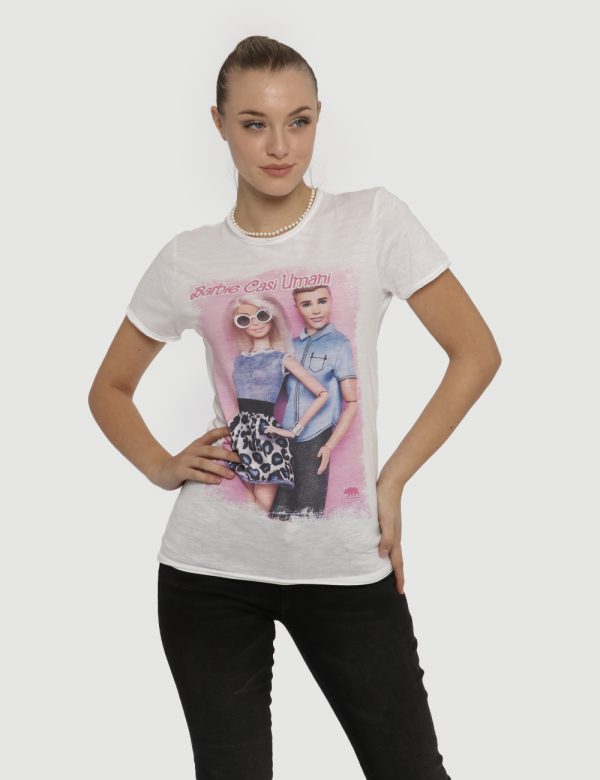 T-shirt Barbie bianco/rosa - COMPOSIZIONE E VESTIBILITÀ:100% cotoneLa modella è alta 170 cm e indossa la taglia S. La vestib