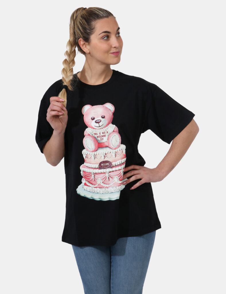 T-shirt Moschino Nero - T-shirt lunga su base nera con simpatica stampa 'Moschino Toy' in bianco e rosa. La vestibilità è mo