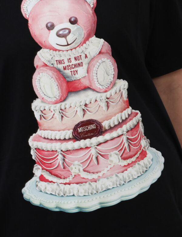 T-shirt Moschino Nero - T-shirt lunga su base nera con simpatica stampa 'Moschino Toy' in bianco e rosa. La vestibilità è mo