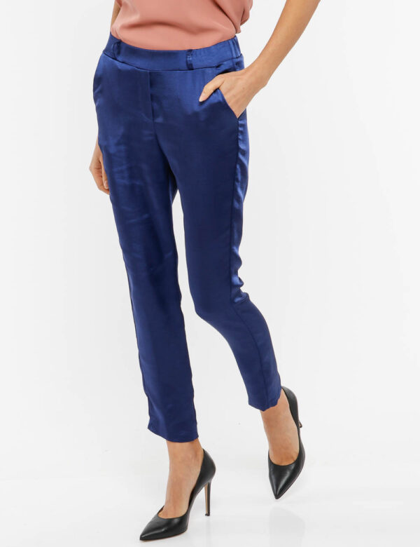 Pantalone Vougue con vita elasticizzata - 77% poliestere 17% viscosa 6% elastinaLa modella indossa la taglia S ed è alta 178