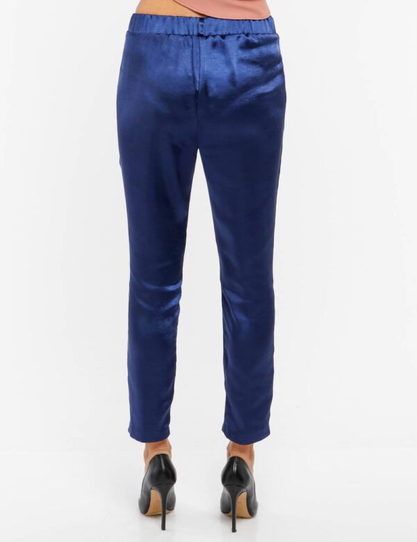 Pantalone Vougue con vita elasticizzata - 77% poliestere 17% viscosa 6% elastinaLa modella indossa la taglia S ed è alta 178