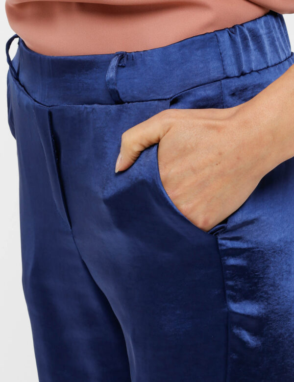 Pantalone Vougue con vita elasticizzata - 77% poliestere 17% viscosa 6% elastinaLa modella indossa la taglia S ed è alta 178