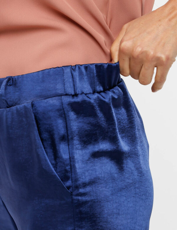 Pantalone Vougue con vita elasticizzata - 77% poliestere 17% viscosa 6% elastinaLa modella indossa la taglia S ed è alta 178