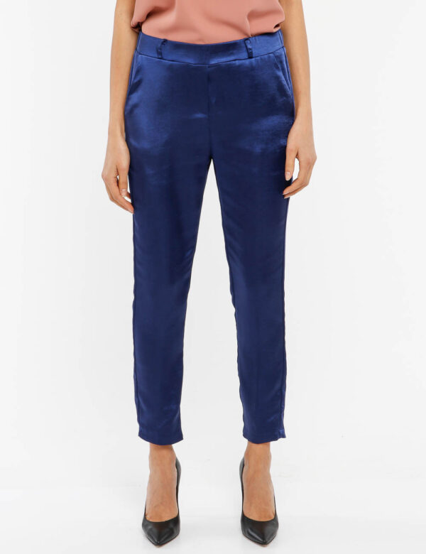 Pantalone Vougue con vita elasticizzata - 77% poliestere 17% viscosa 6% elastinaLa modella indossa la taglia S ed è alta 178