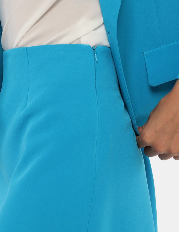 Gonna Vougue tinta unita - 90% poliestere 10% elastinaLa modella indossa la taglia S ed è alta 170 cm e la vestiblità è rego