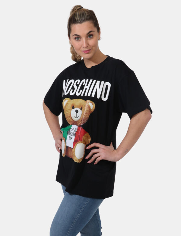 T-shirt Moschino Nero - T-shirt lunga su base nera con simpatica stampa 'Moschino Toy' in bianco e marrone. La vestibilità è