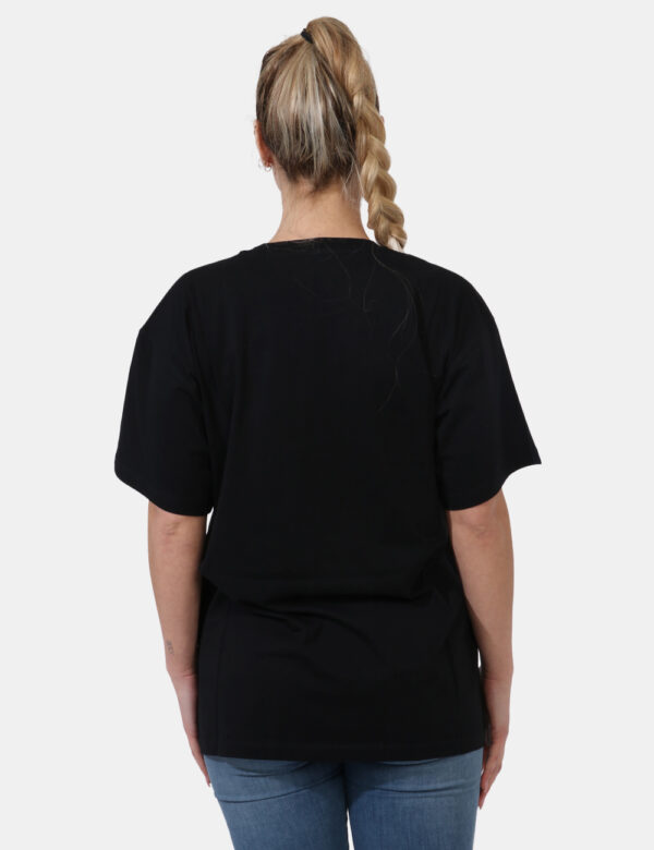 T-shirt Moschino Nero - T-shirt lunga su base nera con simpatica stampa 'Moschino Toy' in bianco e marrone. La vestibilità è