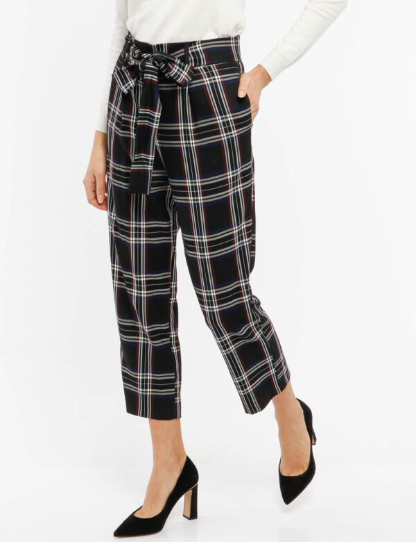 Pantalone Fracomina con cintura - 66% poliestere32% viscosa 2% elastinaLa modella indossa la taglia 40 ed è alta 178 cm e la