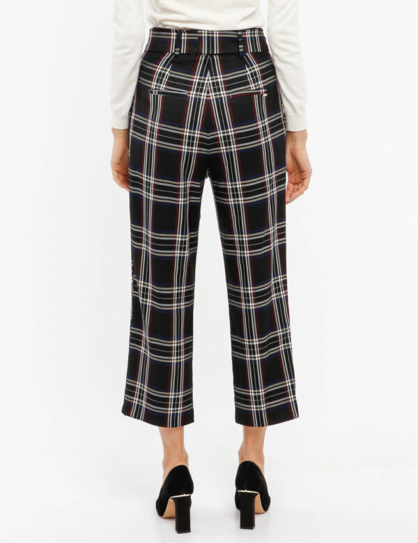 Pantalone Fracomina con cintura - 66% poliestere32% viscosa 2% elastinaLa modella indossa la taglia 40 ed è alta 178 cm e la