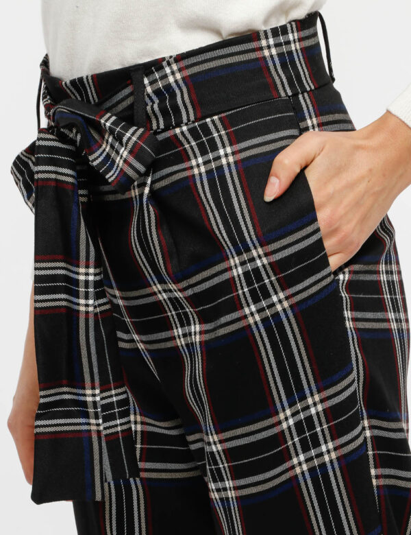 Pantalone Fracomina con cintura - 66% poliestere32% viscosa 2% elastinaLa modella indossa la taglia 40 ed è alta 178 cm e la