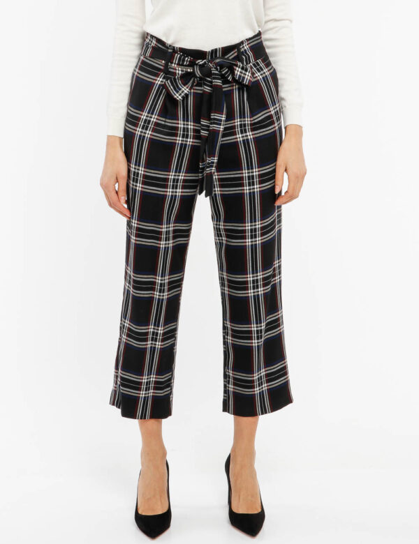 Pantalone Fracomina con cintura - 66% poliestere32% viscosa 2% elastinaLa modella indossa la taglia 40 ed è alta 178 cm e la