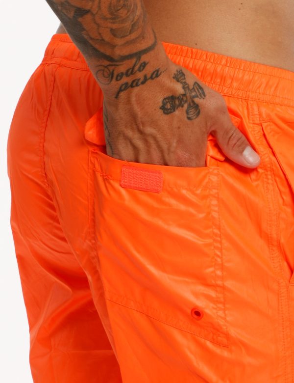 Costume F**K fluo - 100% poliestereIl modello indossa la taglia L ed è alto 178 cm e la vestibilità è regolareDai colore all
