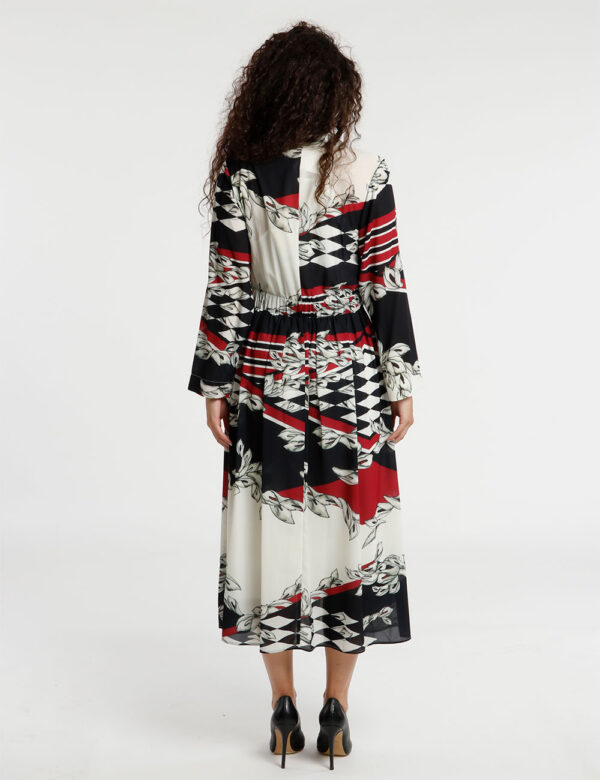 Vestito Fracomina con bottoni decorati - La modella indossa una taglia S ed è alta175 cm e la vestibilità è regolareDefinisc