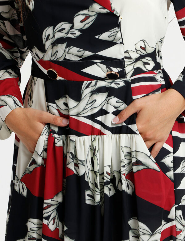 Vestito Fracomina con bottoni decorati - La modella indossa una taglia S ed è alta175 cm e la vestibilità è regolareDefinisc