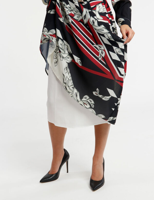Vestito Fracomina con bottoni decorati - La modella indossa una taglia S ed è alta175 cm e la vestibilità è regolareDefinisc
