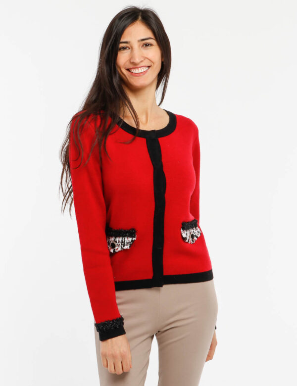 Maglione Fracomina con finte tasche decorate - 55% poliestere 20% acrilico 20% poliammide 5% lanaLa modella indossa la tagli