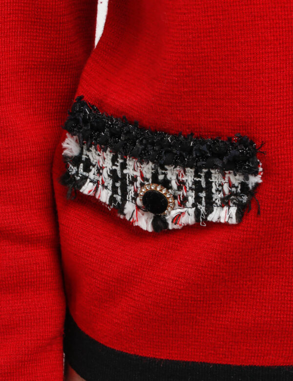 Maglione Fracomina con finte tasche decorate - 55% poliestere 20% acrilico 20% poliammide 5% lanaLa modella indossa la tagli