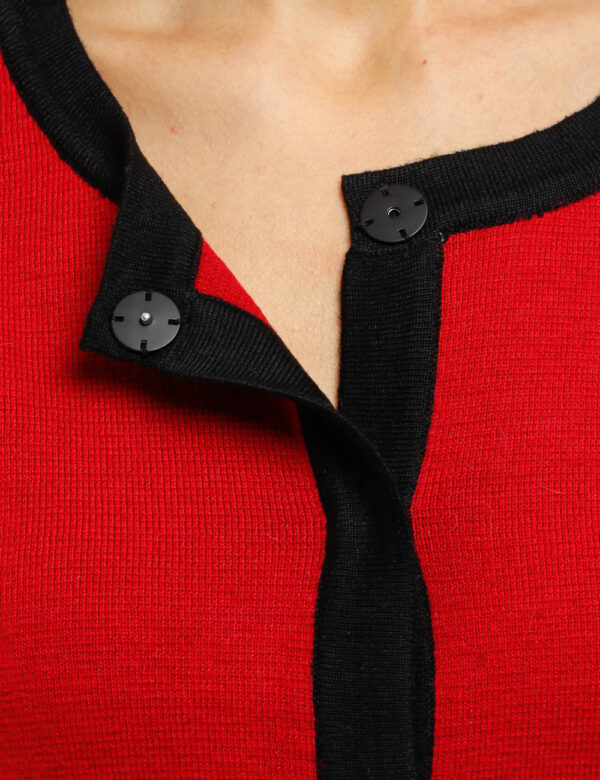 Maglione Fracomina con finte tasche decorate - 55% poliestere 20% acrilico 20% poliammide 5% lanaLa modella indossa la tagli