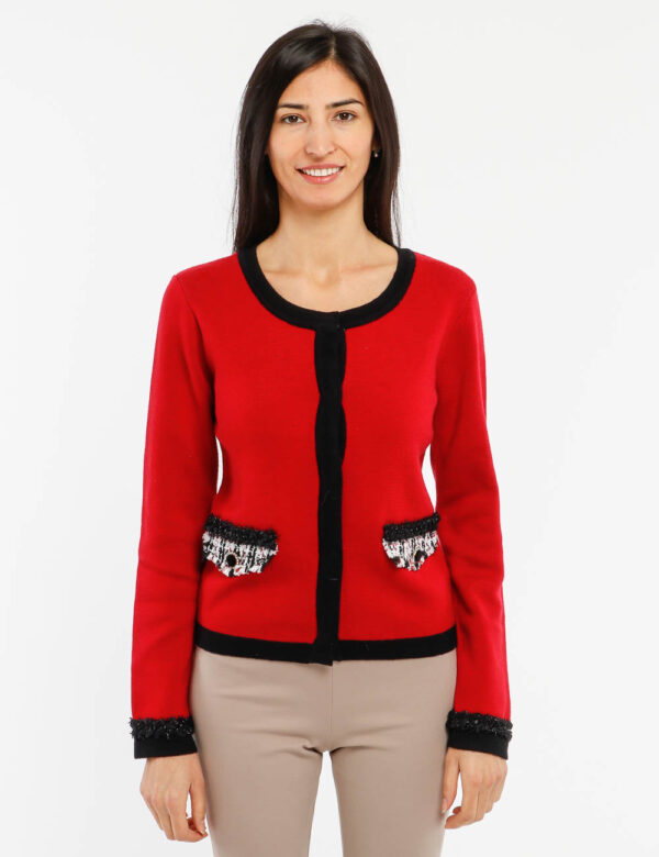 Maglione Fracomina con finte tasche decorate - 55% poliestere 20% acrilico 20% poliammide 5% lanaLa modella indossa la tagli