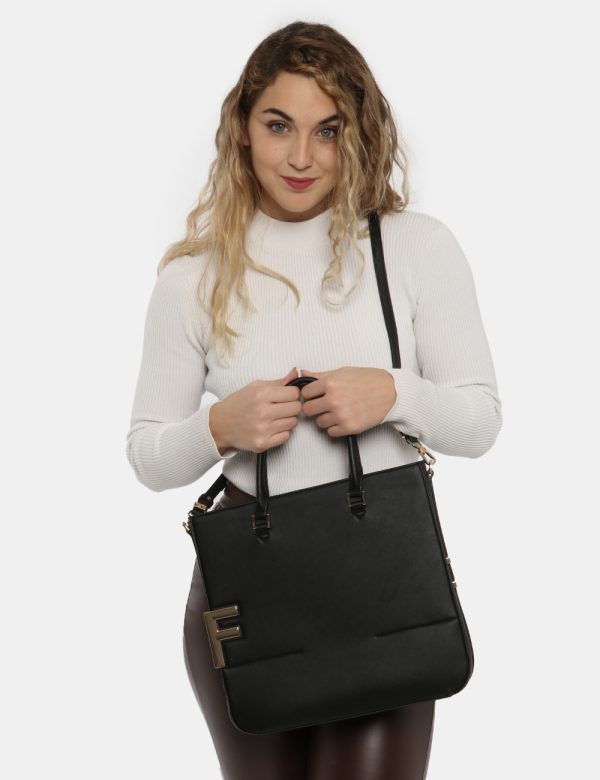 Borsa Fracomina nero - COMPOSIZIONE E VESTIBILITÀ:100% poliuretanoCONSIGLI DI STILE:Borsa a mano rigida di medie dimensioni