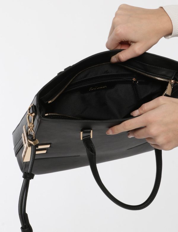 Borsa Fracomina nero - COMPOSIZIONE E VESTIBILITÀ:100% poliuretanoCONSIGLI DI STILE:Borsa a mano rigida di medie dimensioni