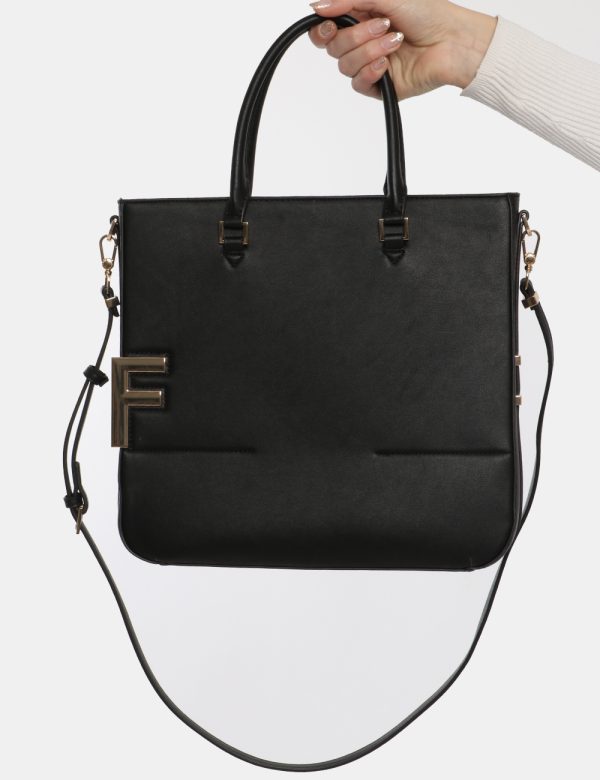 Borsa Fracomina nero - COMPOSIZIONE E VESTIBILITÀ:100% poliuretanoCONSIGLI DI STILE:Borsa a mano rigida di medie dimensioni