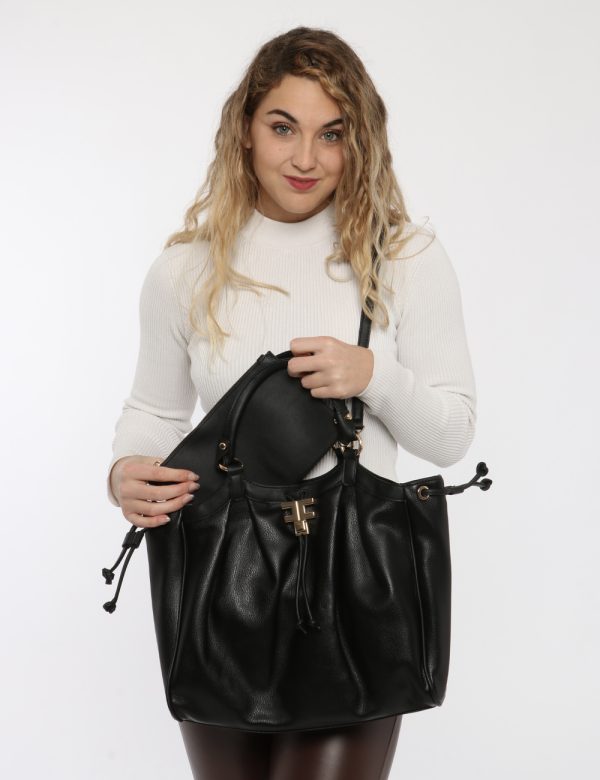 Borsa Fracomina nero - COMPOSIZIONE E VESTIBILITÀ:100% poliuretanoCONSIGLI DI STILE:Borsa a mano semirigida di grandi dimens