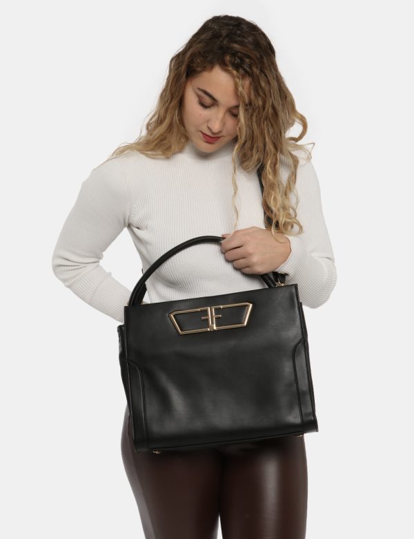 Borsa Fracomina nero - COMPOSIZIONE E VESTIBILITÀ:100% poliuretanoCONSIGLI DI STILE:Borsa a mano semirigida di medie dimensi