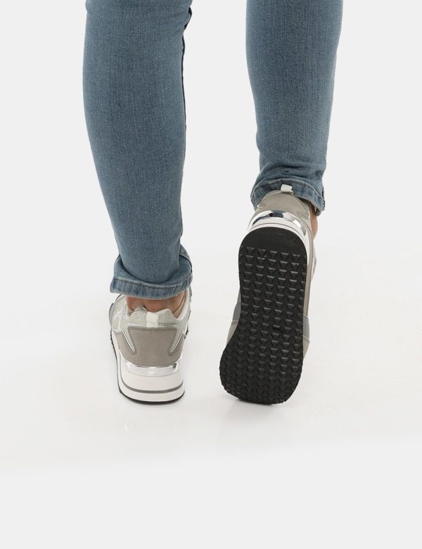 Sneakers U.S. Polo Assn con inserti in lurex - Ecopelle e materiale tessile La modella indossa la taglia 40 e la vestibilità