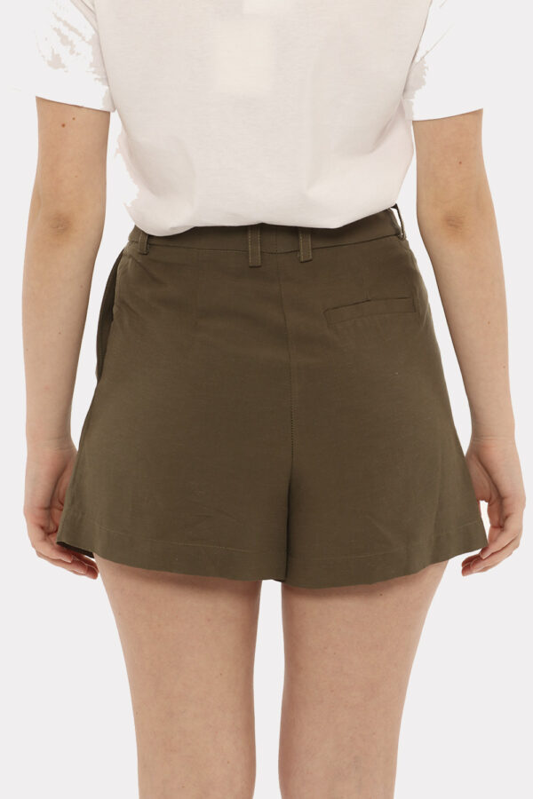 Short Fracomina verde militare - COMPOSIZIONE E VESTIBILITÀ:80% viscosa 20% lino La modella è alta 170 cm e indossa la tagli