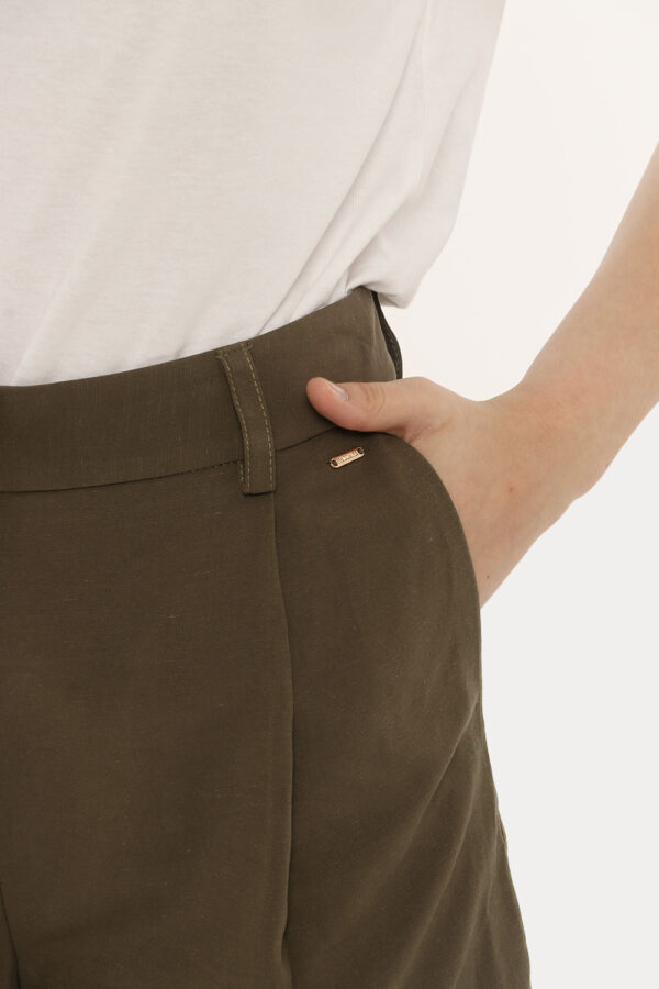Short Fracomina verde militare - COMPOSIZIONE E VESTIBILITÀ:80% viscosa 20% lino La modella è alta 170 cm e indossa la tagli