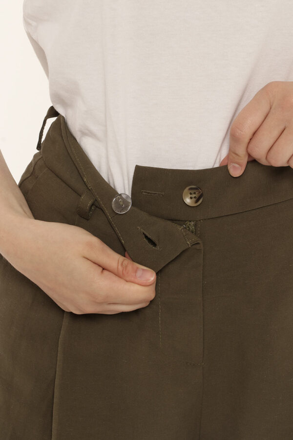 Short Fracomina verde militare - COMPOSIZIONE E VESTIBILITÀ:80% viscosa 20% lino La modella è alta 170 cm e indossa la tagli