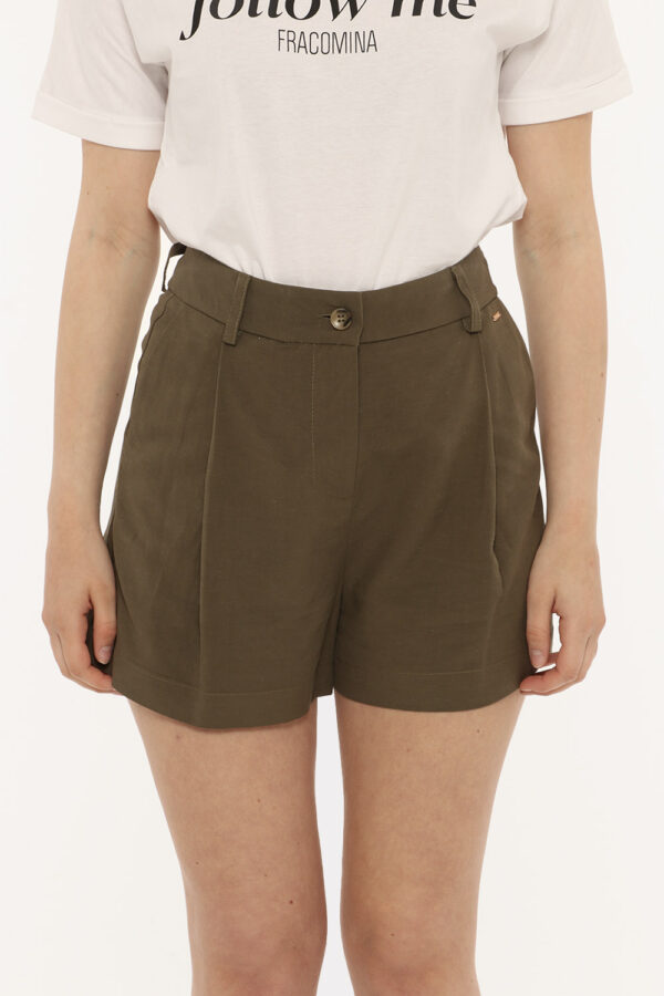 Short Fracomina verde militare - COMPOSIZIONE E VESTIBILITÀ:80% viscosa 20% lino La modella è alta 170 cm e indossa la tagli