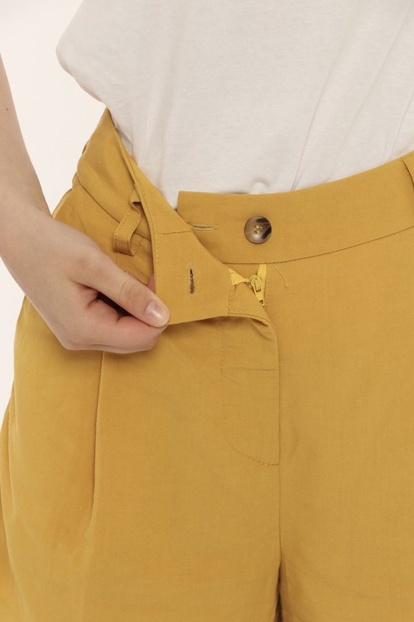 Short Fracomina senape - COMPOSIZIONE E VESTIBILITÀ:80% viscosa 20% lino La modella è alta 170 cm e indossa la taglia 40. La