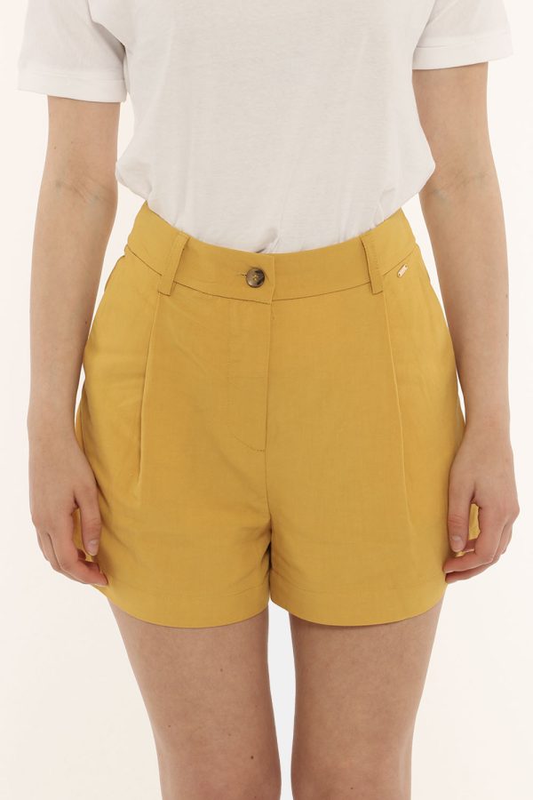 Short Fracomina senape - COMPOSIZIONE E VESTIBILITÀ:80% viscosa 20% lino La modella è alta 170 cm e indossa la taglia 40. La