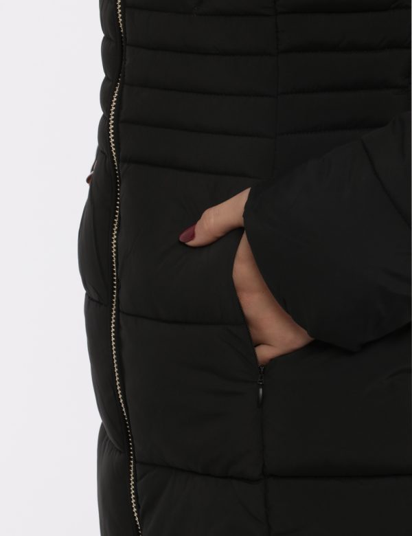 Piumino Fracomina nero - COMPOSIZIONE E VESTIBILITÀ:Esterno 100% poliestere interno e pelliccia 100% poliammideLa modella è