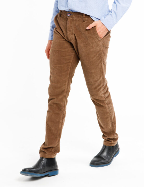 Pantalone Fred Mello a coste - 98% cotone 2% elastinaIl modello indossa la taglia L ed è alto 186 cm e la vestibilità è rego