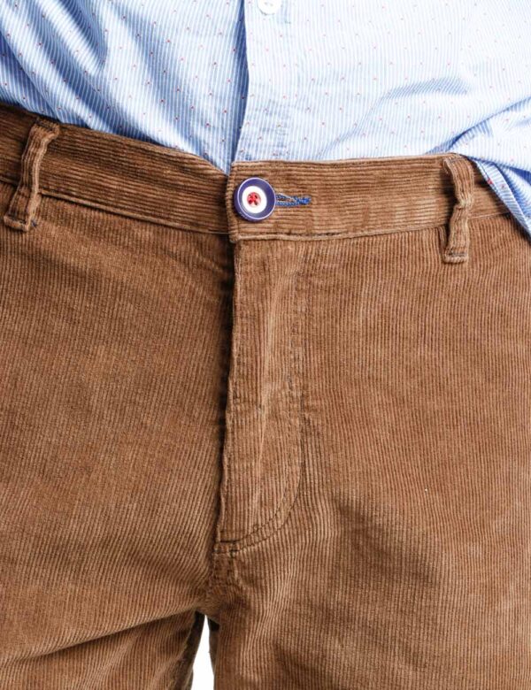 Pantalone Fred Mello a coste - 98% cotone 2% elastinaIl modello indossa la taglia L ed è alto 186 cm e la vestibilità è rego